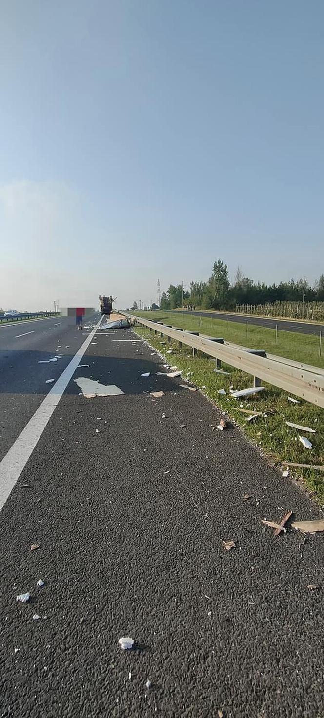 Potworny wypadek pod Białobrzegami! 55-latek zjechał nas pas awaryjny, ale zmiażdżyła go ciężarówka [ZDJĘCIA]