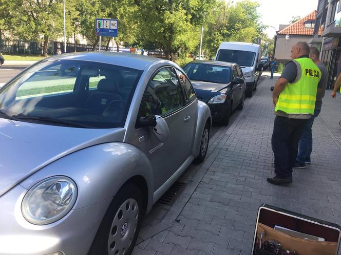 Wandal uszkodził kilkadziesiąt samochodów zaparkowanych przy ul. Pilotów [ZDJĘCIA, AUDIO]