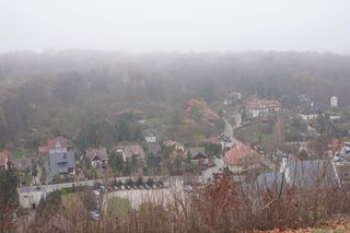 Mglisty Kazimierz Dolny w obiektywie. Miasteczko nad Wisłą przyciąga turystów nawet późną jesienią