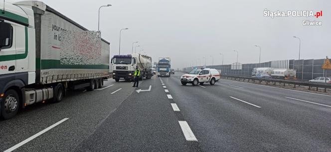 Karambol na autostradzie A4. Zderzyły się cztery samochody. Jeden stanął w płomieniach. Potężne utrudnienia