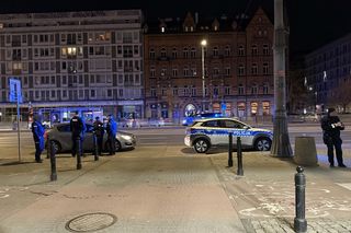 Krwawy atak nożownika w centrum Warszawy. Ofiara walczy o życie, sprawca na wolności