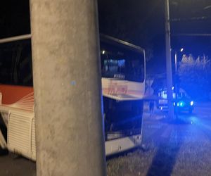 Autokar wjechał w targowisko.