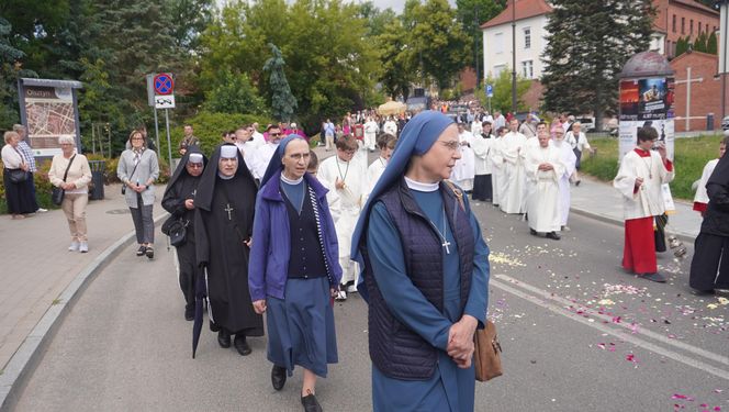 Boże Ciało 2025. Tysiące osób uczestniczyło w olsztyńskich procesjach