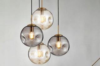 Dekoracyjne żarówki i przezroczyste szklane lampy: pomysł na piękne oświetlenie