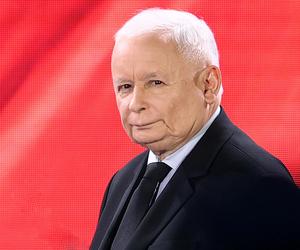 Jarosław Kaczyński wypiera się powiązań PiS-u z sędzią-zdrajcą, który poprosił o azyl na Białorusi! Jego zapewnieniom przeczą jednak fakty