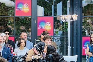 Oskar Cyms między Dodą a Roxie na konferencji Polsatu