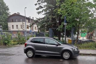 Mistrzowie parkowania opanowali Tarnów. Zdjęcia strażników miejskich wprawiają w osłupienie!