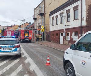 Pożar w kamienicy przy Iłżeckie w Starchowicach! W niedzielny poranek służby w akcji