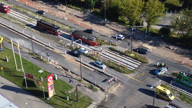 Kolizja na skrzyżowaniu w Będzinie. Kierująca fiatem utkwiła na torowisku 