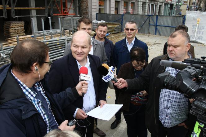 Królewiecka przejezdna, kamienica powstająca przy ulicy gotowa za rok