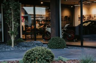 Dom dla pasjonata motoryzacji. Samochody i motocykle są częścią wnętrz
