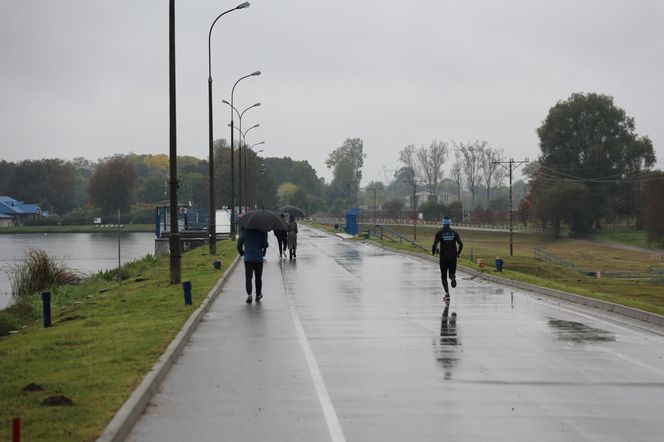 Deszczowy spacer w obiektywie. Tak się prezentuje Zalew Zemborzycki w jesiennej odsłonionie