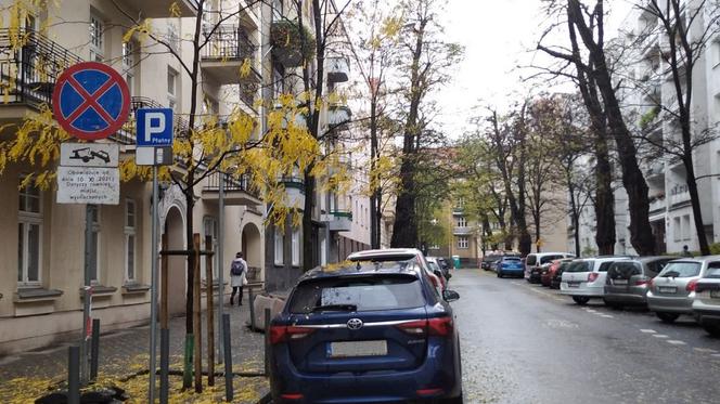 Stosowne oznakowanie o prowadzeniu prac i konieczności przeparkowania samochodów zostało zamontowane na poszczególnych ulicach