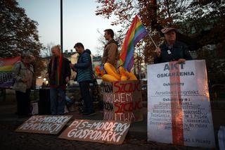 Protesty przed Wawelem w miesięcznice pogrzebu pary prezydenckiej