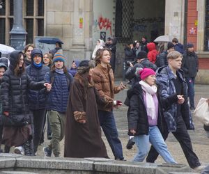 Polonez dla Fredry 2025 we Wrocławiu. Maturzyści zatańczyli na Rynku [ZDJĘCIA]