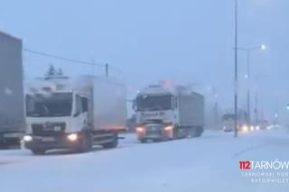 Drogowy armagedon w Tarnowie. Ciężarówki nie dają rady poruszać się po zaśnieżonych drogach i blokują ruch
