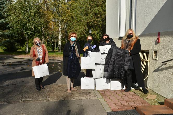 Mieszkańcy Skolimowa dostali kurtki