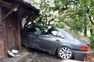 BMW wbiło się w dom