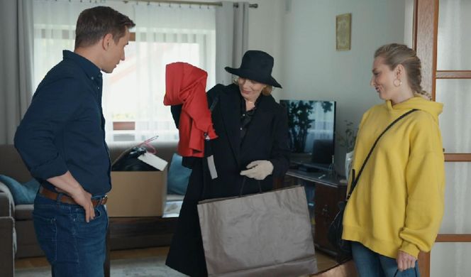 Barwy szczęścia, odcinek 3239. Tomasz (Jakub Sokołowski), Wanda (Maja Barełkowska), Grażyna (Kinga Suchan)