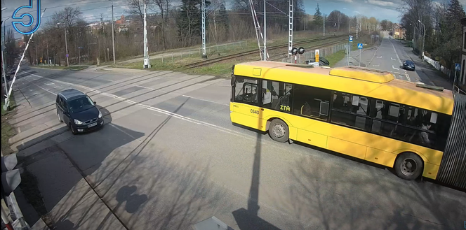 Wjechał autobusem na tory, choć zamykały się rogatki. 