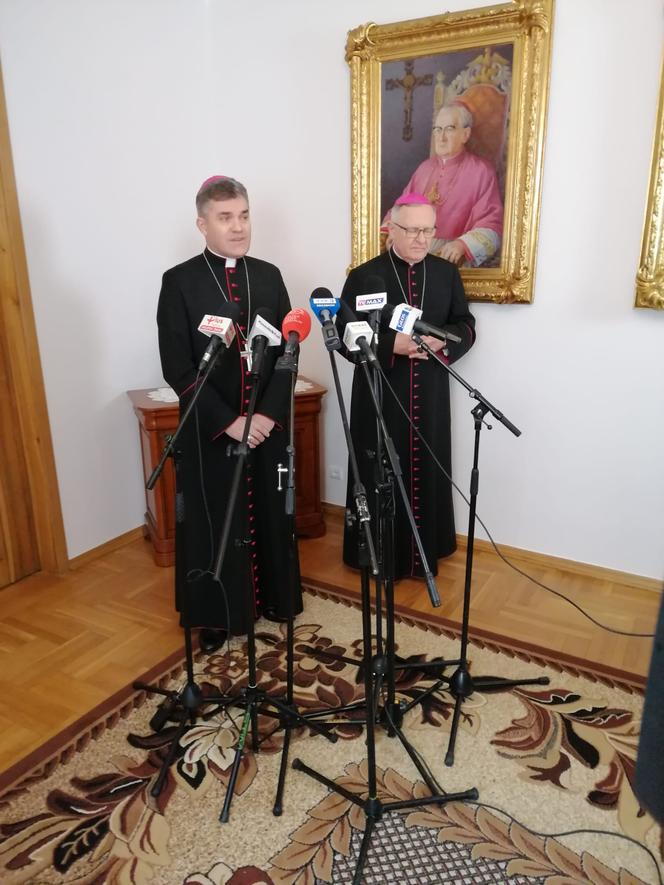 Nowy biskup diecezji koszalińsko-kołobrzeskiej Zbigniew Zieliński i ustępujący biskup Edward Dajczak