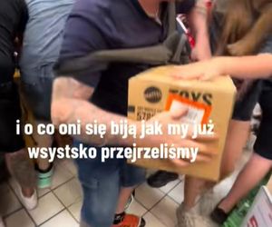 Dantejskie sceny w hipermarkecie Auchan. Klienci wyrywali sobie pudełka z rąk. Jest nagranie