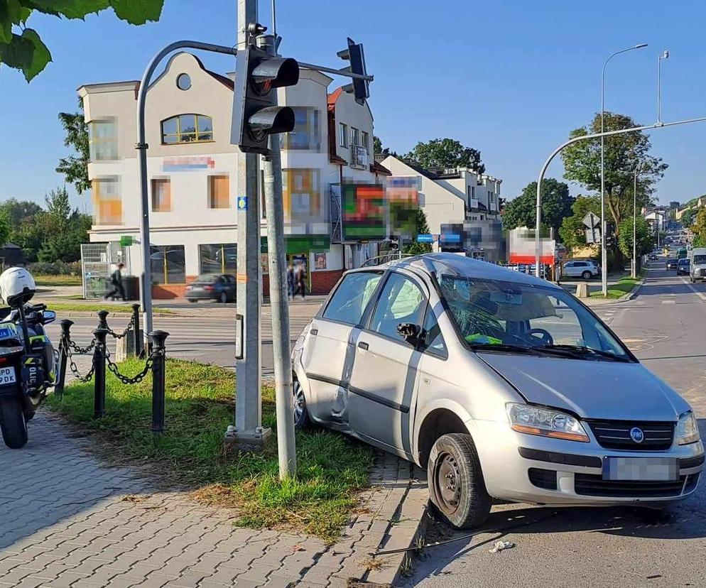 Wypadek na skrzyżowaniu w Kraśniku. 68-latek trafił do szpitala