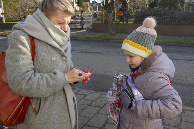 Wolontariat uczy wrażliwości, małolaty w WOŚP