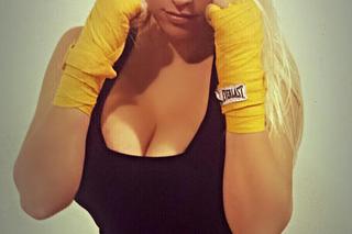 6-KILOGRAMOWY BIUST PRZESZKADZA JEJ WALCZYĆ