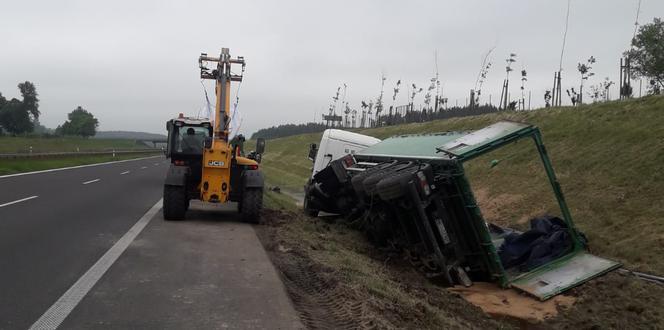 Przewrócona ciężarówka na S7