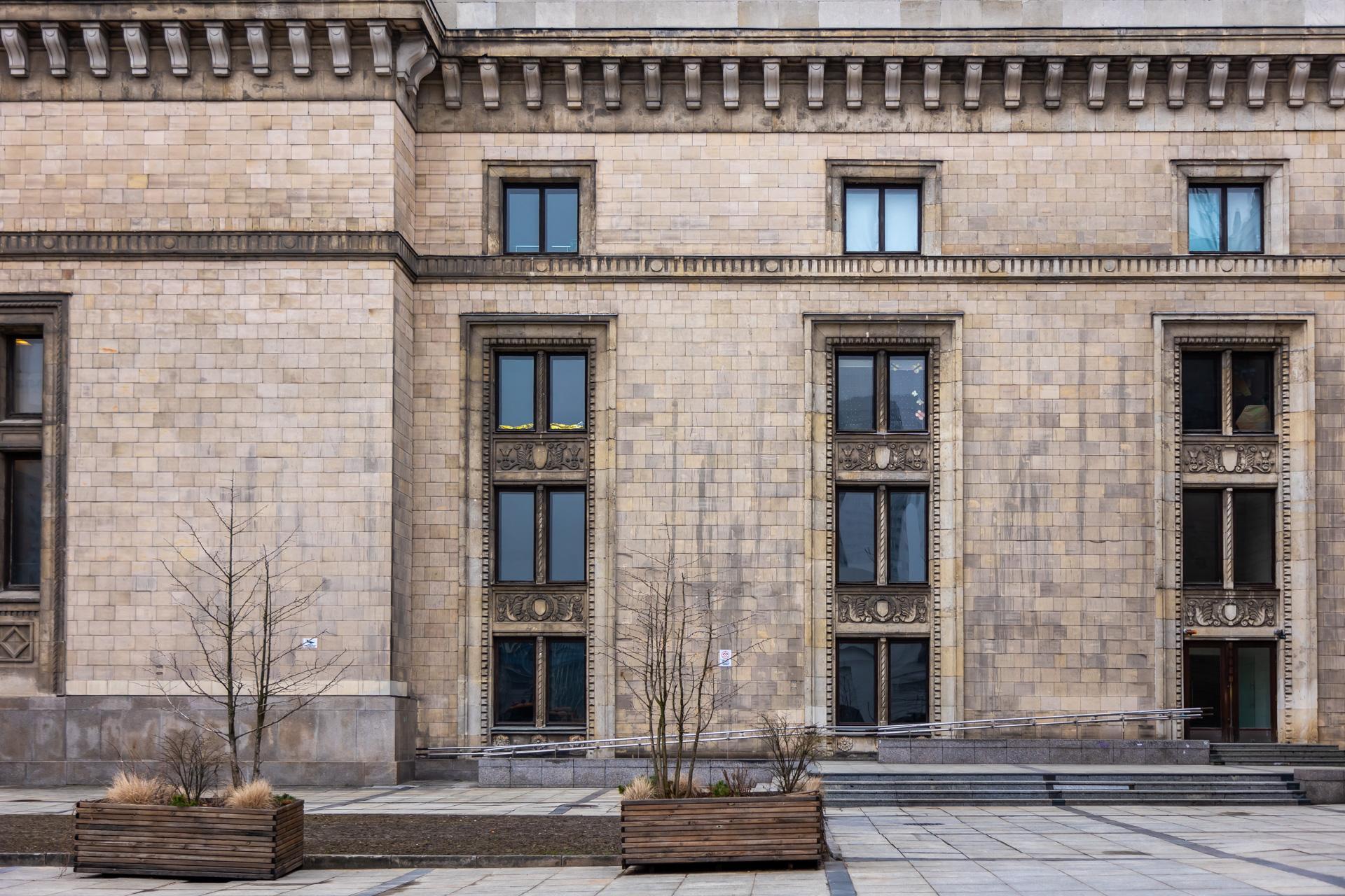 Zobacz najbrudniejsze warszawskie budynki - zdjęcia. Wypiękniałyby, gdyby je umyć