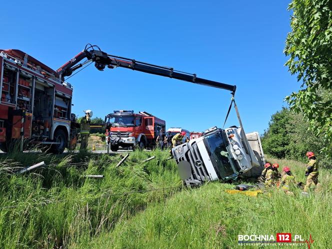 Śmiertelny wypadek pod Bochnią. Nie żyje kierowca ciężarówki