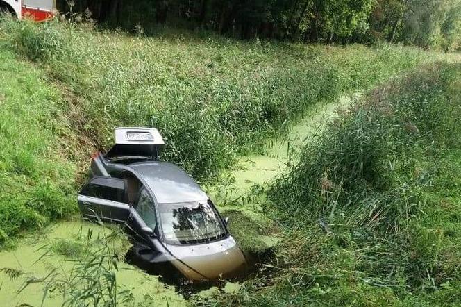 Wpadła samochodem do rzeki. Wypadek na drodze wojewódzkiej pod Lesznem 