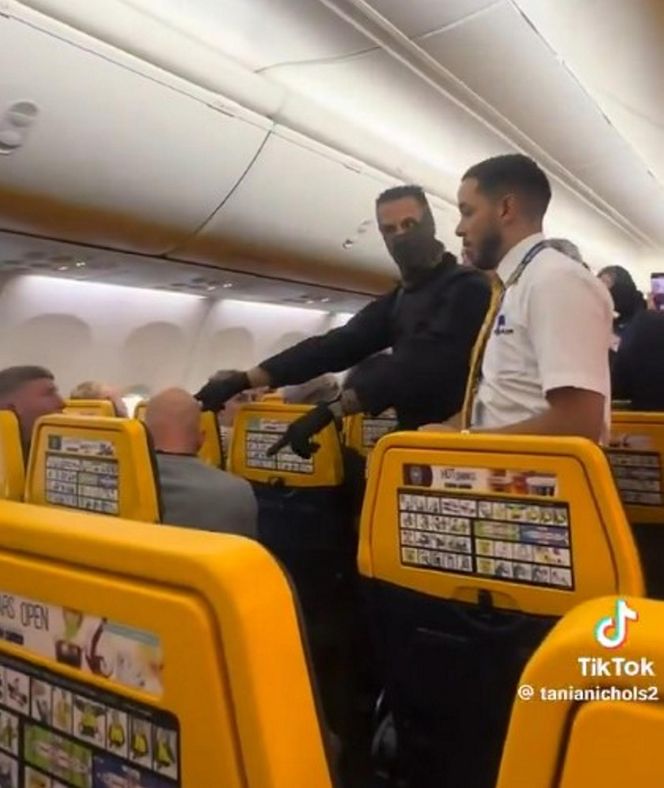 Bijatyka w samolocie! Wieczór kawalerski doprowadził do katastrofy. Zobacz wideo