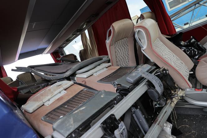Film z wnętrza autokaru, który rozbił się w Chorwacji: porozrzucane kapcie, parówki w fotelu 