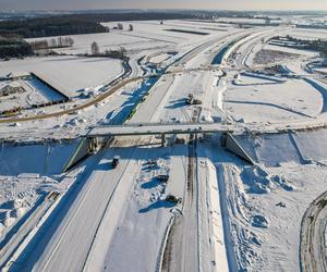 Autostrada A2 do Siedlec z lotu ptaka w ziomowej scenerii 