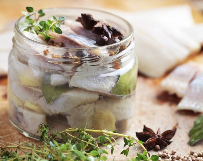 Śledzie w ziołach: sprawdzony przepis 