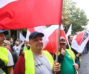 Górnicy i energetycy przed siedzibą MAP w Warszawie 