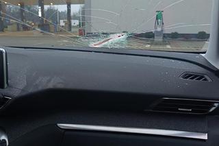 Stalowy element spadł z ciężarówki, przebił szybę. Kierowca cudem uniknęła śmierci