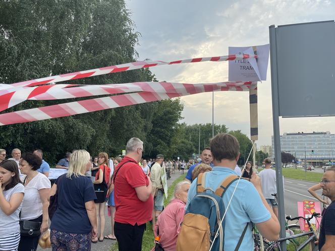 Protest mieszkańców przeciwko wycince drzew pod budowę linii tramwajowej do Mistrzejowic.