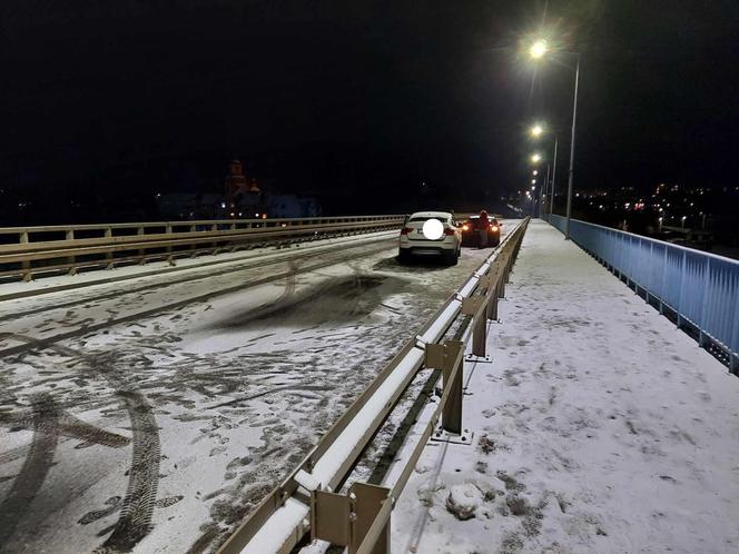 Starachowice. Zderzenie kilku samochodów na wiadukcie