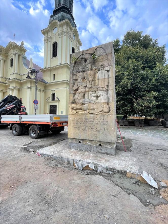 Pomnik na Rynku w Starym Fordonie zmienił lokalizację! Gdzie teraz stoi?