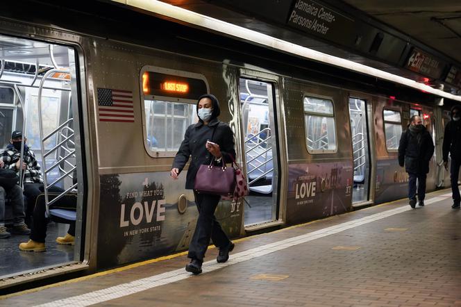 Szaleniec wepchnął przypadkową kobietę pod metro! 40-latka nie żyje