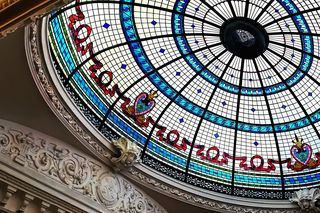 Polityk zniszczył zabytkowy witraż w ministerstwie. Cudem uszedł z życiem. Wideo trafiło do sieci