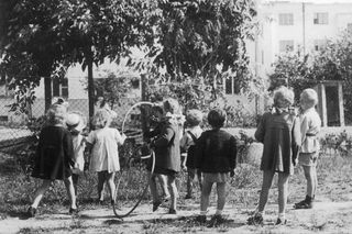 QUZI PRL. Baba Jaga patrzy! Czy pamiętasz zabawy z naszego dzieciństwa w PRL-u