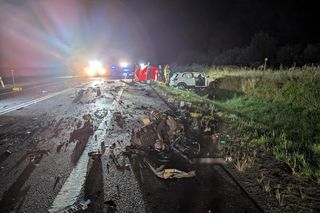 Tragiczny wypadek na DK 16. Czołowe zderzenie audi i volkswagena. Dwie osoby zginęły na miejscu