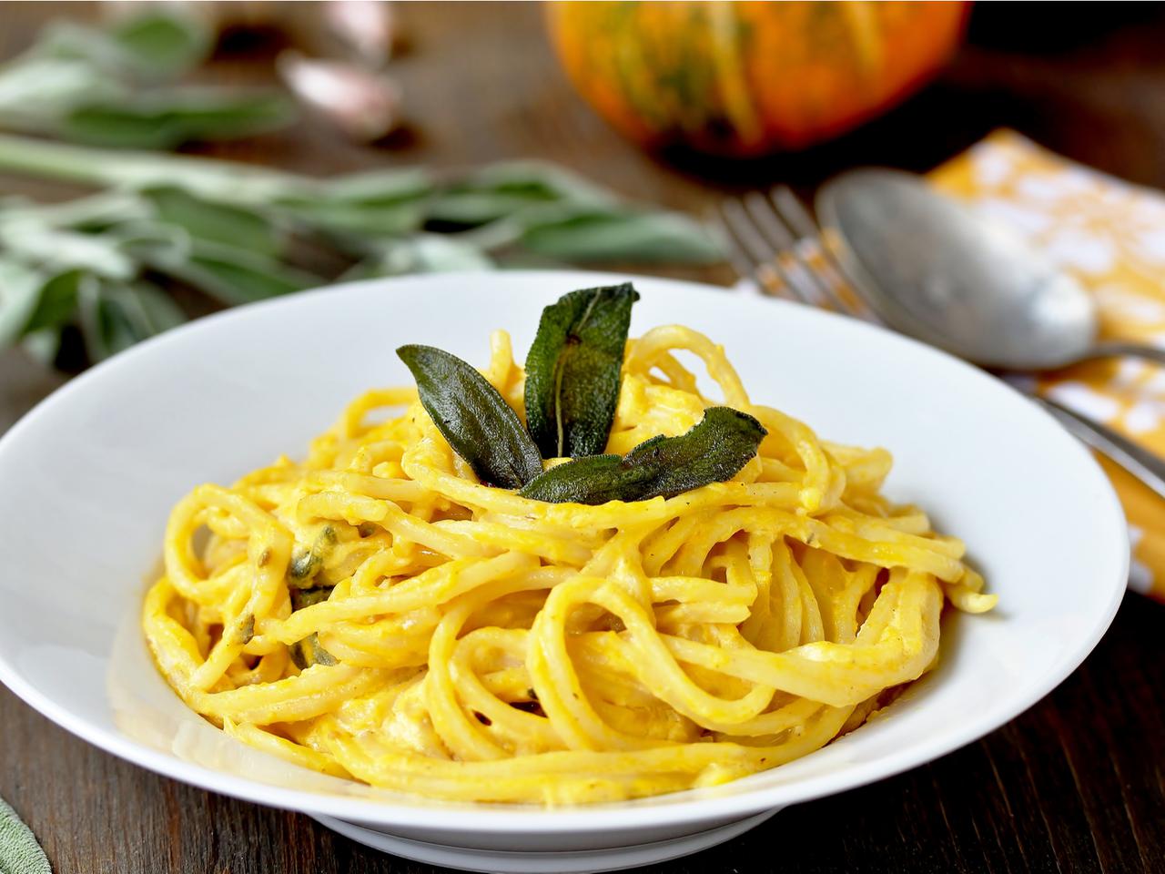 Makaron z pieczoną fetą i dynią: łatwy przepis na #fetapasta
