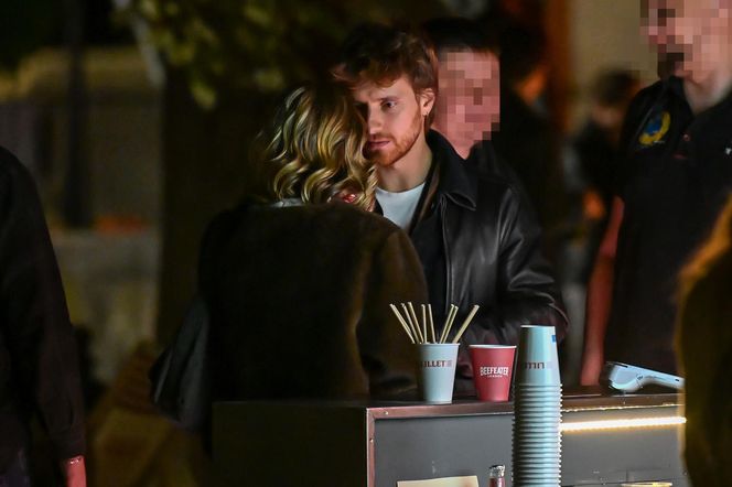 Maciej Musiał całował ukochaną na balkonie