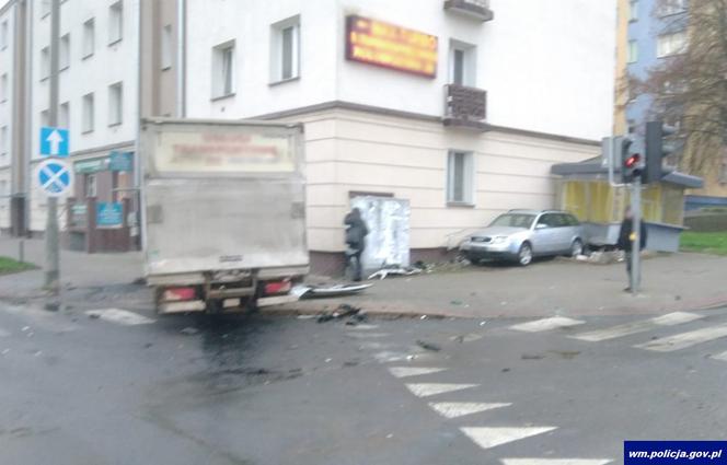 Zderzenie na skrzyżowaniu ul. Dworcowej i Kołobrzeskiej w Olsztynie. 2 osoby w szpitalu! [WIDEO]