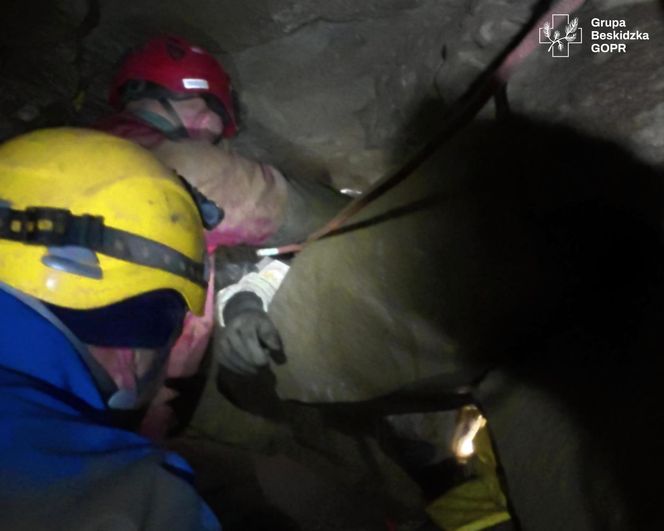 Akcja ratunkowa w Jaskini Salmopolskiej w Beskidach. Ratownicy walczyli o grotołaza przez 4 godziny